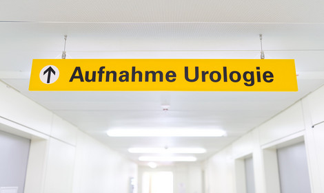 Schild: Die Aufnahme der Urologie befindet sich geradeaus
